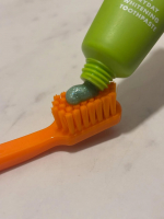 最近使ってる歯磨きペーストと歯ブラシはスイス発のクラプロックス ビーユー🩵フレーバー＆カラーが6種類セットになってて、毎日気分によって好きなフルーツミックスペーストで歯みがきができるの🍏🍊🍉&hellip;のInstagram画像