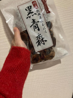 黒青森の黒にんにくを食べてみました🖤青森県産の福地ホワイト六片を使用し、生にんにくをじっくり熟成させた黒にんにくです。にんにく特有の強いニオイを想像していましたが、実際はプルーンのような味わいで&hellip;のInstagram画像