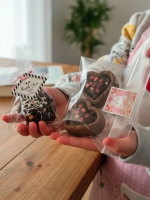 届いたバレンタインキットで娘と一緒にお菓子作り🍫💗「じぶんでやる！」と張り切ってほぼ娘が作ってくれました👧🏻✨まぜまぜしたり、トッピングしたり&hellip;小さな手で一生懸命な姿が可愛すぎて母は見&hellip;のInstagram画像