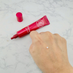 なんだか疲れてる？？そんなときにピントアップ！アイクリームはナイアシンアミドが5%の高配合で片目ゴマぐらいのサイズを使うだけ💖塗ってから約2分待てば、朝のメイク前にも仕込めるみたい✨✨&hellip;のInstagram画像