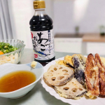 いつもの天ぷらが、ワンランク上の味に🍤✨寺岡家のあごだし醤油を使って、今回は天汁として使ってみました。長崎県産の焼きあご粉末入りで、だしのコクと旨みがしっかり🤍塩分28％カットなのに、物足&hellip;のInstagram画像