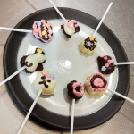 「ねこポップチョコキット」共立食品の2026年バレンタインキット商品のうちのひとつです。かわいいネコちゃんモチーフの、ロリポップみたいなチョコが作れるんですよ。キットになっているので、用意&hellip;のInstagram画像