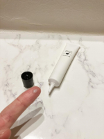 肌なやみ図鑑 黒鼻ジェルを使ったよ🖤 おやすみ前に塗るだけで、小鼻のポツポツ毛穴を集中ケアできるナイト美容液。夜のスキンケアの最後に小鼻へ塗ってそのまま寝るだけだから、とにかくらくちん☺️ チューブ&hellip;のInstagram画像