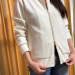 大人設計パーカー✨アテニアさんの商品です♪@attenir_official さりげない大人映えがいいですねーファスナーがゴールドだったりフード部分が潰れにくくなってたり（これポイント高&hellip;のInstagram画像