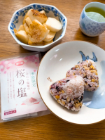こだわり塩屋の［海の精 桜の塩］を使って長芋のバターソテーと雑穀米おにぎりを作ったよ🌸長芋は一口サイズにカットし、バターでさくっと炒めてから桜の塩をパラパラ⋯雑穀米のおにぎりにはひとつまみを&hellip;のInstagram画像