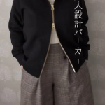 🤍キレイに立ち上がるフードで小顔見え＆スタイルアップが叶う@attenir_official「大人設計パーカー」🧥2歳の娘、4歳の息子、6歳の娘との登降園やお出かけは、手をつないでたくさん歩&hellip;のInstagram画像