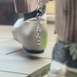 パンプスって固くて歩き疲れるイメージでしたが、ふんわり柔らかくフィットするからクッション性抜群のフラットパンプス。⁡ぺたんこ靴ってかわいいけど歩きにくさはイマイチ&hellip;と思ってましたがふわふわのクッシ&hellip;のInstagram画像