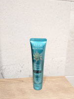 アロエモイスチャーハンドクリーム手のひらサイズ♡こっくりしたテクチャーで伸びがいい塗ってすぐさらっとした使用感だからすぐにスマホ、PC使える！顔や首と並んで手肌は年齢が出るからケアが&hellip;のInstagram画像