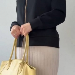 ＼大人女性におすすめ／【大人設計パーカー】しっかりした生地感なのに着てみるともたつかず、すっきり✨体のラインを拾いにくくて安心して着れる☺️ラフになりすぎず、ゴールドのジップで上品に見える&hellip;のInstagram画像