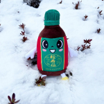 松寿の宝湯 （しょうじゅのたからゆ） 松寿仙のイメージマスコットぬいぐるみ 松ちゃん（しょうちゃん）❣️目が印象的で可愛い松ちゃんとの、お出かけ写真です。雪が降った日もありました☃️お出かけが&hellip;のInstagram画像