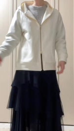 春のアウターにぴったりな大人かわいい🌸大人設計パーカーを紹介するよ♩🥰・オフホワイトとブラックの2色展開で、わたしの着用しているカラーはオフホワイト🤍ゴールドファスナーが大人映えしていて、&hellip;のInstagram画像