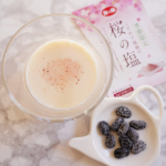 今日のおやつ時間✨自家製の手作り豆乳と黒豆の甘納豆@uminoseishop 豆乳には、海の精 桜の塩を添えて一足早く春を感じています🌸桜の上品な香りが感じられるかわいいピンク色のお塩が&hellip;のInstagram画像