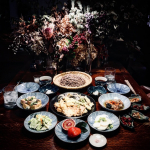 先日の夜ごはん。天ぷら蕎麦でした😊．もう少しで春ですね。山菜を食べると冬にたまった毒を出してくれると聞いて、タラの芽の天ぷらにしました。お蕎麦に添えたお塩と、かぶら漬けを漬けたお塩は「海の&hellip;のInstagram画像