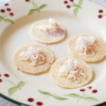 おやつタイム☕グルテンフリーのクラッカーにカルピスバターを添えていただきます✨@uminoseishop季節限定の桜の塩かわいいピンク色の桜の塩をアクセントにふりかけてみました🌸ほど&hellip;のInstagram画像