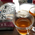 モニプラファンブログのモニターキャンペーンにて井藤漢方製薬株式会社さまの🔶漢方屋さんの作った黒豆茶をお試ししました✨使いやすい5gのパックで、タンブラーにポンと入れて500mlのお湯を注ぐだ&hellip;のInstagram画像