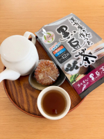 香ばしさを愉しむ「至福のティータイム」🍵井藤漢方製薬株式会社《漢方屋さんの作った黒豆茶》袋を開けた瞬間黒豆のやさしいいい香りがふわっと広がります🤎ひと口飲むと黒豆の自然な甘みとやさ&hellip;のInstagram画像