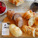 週末はワインパーティー🍷【亀の町ベーカリー】@pan_musubi ぱん結びデビューBOX【ハードパン】ワインにぴったりのハードパン4種・塩パン・いぶりがっこバゲット・バタール1&hellip;のInstagram画像