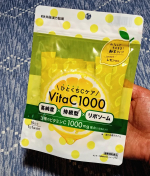 ひとくちケア VitaC1000水なしでそのまま飲める粉末タイプなので、外出先でもサッと摂れます。酸味も強すぎず思っていたより飲みやすかったです！１包にビタミンC1000mg配合。さらにリポソ&hellip;のInstagram画像