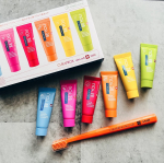 ポップなオレンジの歯ブラシと、可愛いミニサイズのカラフルな歯磨き粉のセット。《セット内容》クラプロックスCS5460 歯ブラシ&times;1本クラプロックスビーユー 歯みがき&times;6色歯ブラシは、パッと&hellip;のInstagram画像