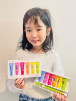 歯ブラシ＆歯みがき粉セット✨みてるだけで楽しくなるようなビビットカラーな歯みがき粉たち♡こちらは、スイスのプレミアム歯ブラシクラプロックス✨歯みがき粉は、もちろん色によって味が違うん&hellip;のInstagram画像