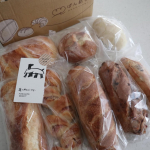 ・@pan_musubi 亀の町ベーカリーぱん結びデビューBOX【ハードパン】・亀の町ベーカリーは、秋田県秋田市にあるパン屋さんです。・8種類のパンが冷凍便で届きました！🥖バタール1&hellip;のInstagram画像