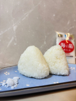 休日のお昼は、シンプルな塩むすび🍙最近お気に入りなのが「海の精 あらしお」伊豆大島の海水100％から、じっくり平釜で炊き上げた伝統海塩。ただしょっぱいだけじゃなくて、口に入れた瞬間にほんの&hellip;のInstagram画像