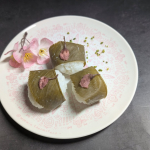 🌸🌸海の精ショップ【桜の花塩漬け】ご飯を少しついて、おはぎ風に。中には発酵あんこを入れ、桜の葉の塩漬けで巻いて、桜の花の塩漬けをのせました。この香りがたまりません。大好き🩷桜が咲くのは&hellip;のInstagram画像