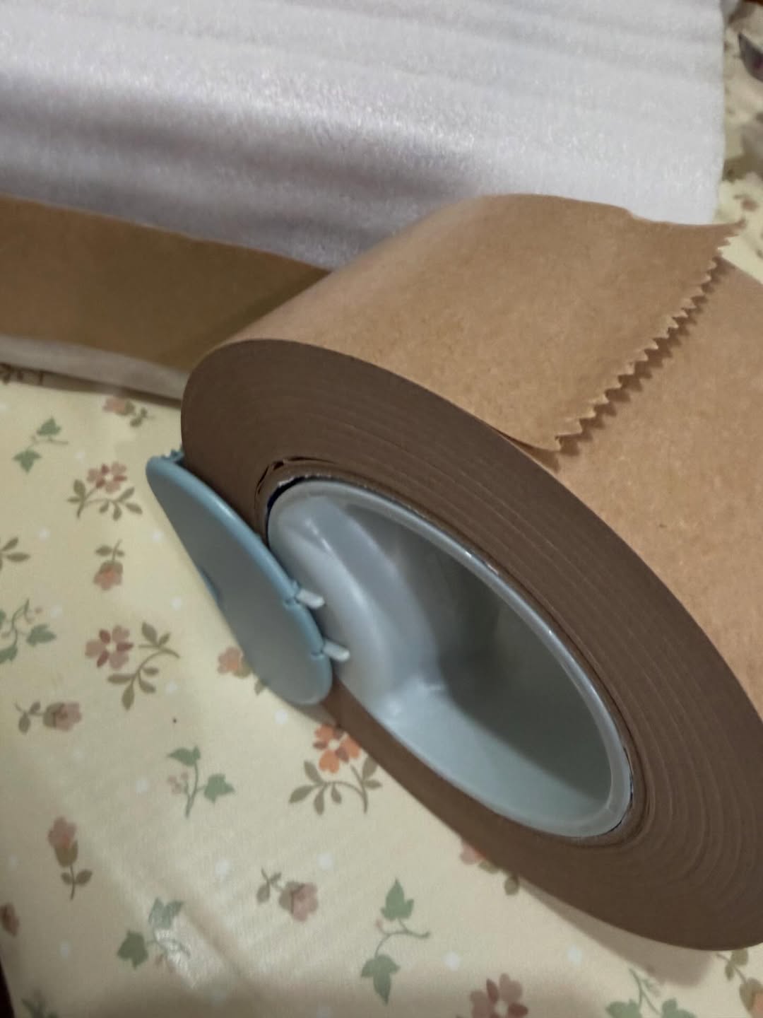 口コミ投稿：クラフトテープ専用カッター「スタンドカット」が送られてきました。まずは、荷物を…