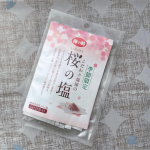 「海の精 桜の塩（1g&times;10包）」桜の名所として有名な奈良・吉野の八重桜で作った「桜の花の塩漬け」を独自に乾燥させ、 「海の精 やきしお」とブレンド。桜の上品な香りと、かわいいピンク色のお塩です&hellip;のInstagram画像