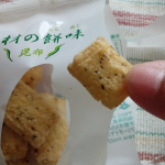 ♪素材の餅味 昆布(もち吉)♪ほんのりとした塩味が丁度良い！練り込まれている昆布はもう少し味わいがあってもよかったかも。あげあられですが、油っぽさはなく食べやすいです。さくさくの食感で、ど&hellip;のInstagram画像