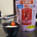 玉露園の一品「お徳用 うめこんぶ茶」を試食～なんとも春らしい印相のピンクがいいね。こんぶ茶なので溶かして飲むのは当然だが、この塩味と酸味を活用するには、おだし代わりに使うこともできるが、今回はこれ&hellip;のInstagram画像
