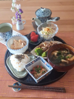 .いつものお惣菜寄せ集めランチ・焼肉（牛肉と玉ねぎの炒め物 ブロッコリー添え）・もやしの梅風味ナムル・大根とちくわとお揚げの炊いたん・キムチ納豆・しめじとわかめと長ねぎのお味噌汁・紫蘇&hellip;のInstagram画像