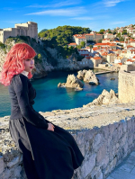 Gaze at the sky 🕊️綺麗なDubrovnik🇭🇷でとても素敵な1枚が！心踊る景色、そして可愛い子供たちにキュンとしながら賑やかな街を見下ろすのがとても贅沢でした🫧美味しいもの&hellip;のInstagram画像