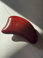 コンパクトで持ち運びしやすくてオフィスのトイレで大活躍のカッサブラシ✨✨絶妙なカーブでデスクワークで硬くなってしまいがちな胸鎖乳突筋をほぐすのです！ブラシ付きのカッサすごく便利なの&hellip;のInstagram画像