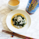 泡盛の醸造過程でできた「もろみ」でつくった酢飲料✨@itohkampo.official 琉球もろみ酢飲料新物！三陸産の春採りわかめが入手できたのでしらすを添えて酢の物としていただきます🥢&hellip;のInstagram画像