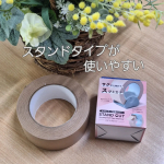 プラス株式会社様よりクラフトテープ専用カッター≪スタンドカット≫クラフトテープにはめるだけ。自立してくれるかあ収納場所を選ばない。とても使いやすいカッターです。使いやすくてたくさん使っ&hellip;のInstagram画像
