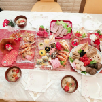 今更ながらですが🥢今年の我が家のお節料理です🎍基本全て手作りしたもの。母から受け継いだものや、私流のものなど。お節料理を食べない人が多い中、我が家の娘たちは｢お節料理作ってね～！｣とリクエス&hellip;のInstagram画像