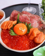 《海鮮丼》バフンウニ&イクラ醤油漬けに自家製ローストビーフをのせた丼ぶり⭐.卒業シーズンや来年度準備などに追われていた年度末の疲れを飛ばす簡単美味しいおうちごはんです🍻.来年度いいスタ&hellip;のInstagram画像