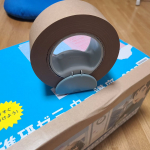 プラス株式会社様より、サクッと切れて、スッと立つクラフトテープ専用カッタースタンドカットをモニターで頂きましたメルカリ、ヤフオクなど梱包作業が多い我が家には有難い一品自立するので側面にホコリがつき&hellip;のInstagram画像