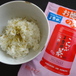 お徳用梅こんぶ茶（顆粒）で、しらすお茶漬けにしました＾＾しらすのカルシウムも取れてサラサラっと食べられるので便利です。#PR #玉露園 #梅こんぶ茶 #玉露園の梅こんぶ茶 #moniplaのInstagram画像