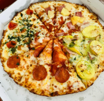 ドミノピザ🍕✨今回は「クワトロ・ハッピー」をパンピザ生地に変更して注文♪トロピカル・ジェノベーゼ・マルゲリータ・アメリカンの4種類が1枚で楽しめるのが嬉しい😊ふんわり厚めのパン生地に、とろ&hellip;のInstagram画像