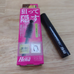 テンスター Hena ポンポン付きヘアマスカラ✨白髪をピンポイントで隠せるヘアマスカラ！！髪色に合わせてダークブラウン、ソフトブラックの2色から選べる✨毛先が丸くなっているので白髪だけを&hellip;のInstagram画像