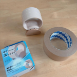 クラフトテープ専用カッター「スタンドカット」を使ってみたよ🪴テープって手でちぎったら斜めにいってしまったり、ハサミを用意しとかないと綺麗にきれなかったりなんだよね。でもこれは、切れ味と安心を&hellip;のInstagram画像