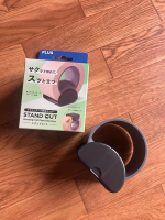 クラフトテープ専用カッター　　『STAND  CAT』　使ってみました！サクッと切れて　スッと立つ　この言葉通り一定の場所に固定出来るので　手を伸ばして探さなくても　すぐ手に取れて梱包出来ます&hellip;のInstagram画像
