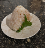 ＊梅しそおにぎり..子供が梅おにぎりが大好きで、大人も簡単にもう少し美味しく食べられないかと思って、シソ巻いてみたら一気に美味しくなりました😉✨梅こぶ茶をしっかり混ぜて胡麻つけて、シソの葉と一緒&hellip;のInstagram画像