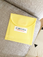 ..有限会社ティシビィジャパン日革研究所ダニ捕りロボ💛レギュラーサイズ .いつもはお布団の下に置いているけど今回はソファーの下に置いてみました🛋️子供がいても安心して使えて、置くだ&hellip;のInstagram画像