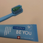 え、歯磨き粉なのに可愛いすぎ！毎日の歯みがき、ちょっと楽しみになる🫧スイス発のオーラルケアブランドCURAPROX の歯みがき粉🍓✔6種類のカラー＆フルーツフレーバー✔キラキラのラメ入り&hellip;のInstagram画像
