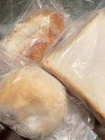 兵庫の名店ベーカリダンマルシェのバラエティセット✨メロンパンや明太フランス、パンドミや牛肉カレーパンなど8種類のパンが冷凍で届きました🥐冷凍パンって、すごく便利で！朝冷凍庫から出して持参す&hellip;のInstagram画像