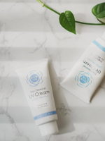 もう数年間ずっとお供にしている紫外線予報のシリーズ☀️今年は右下のノンケミカルUVクリームMを使ってる！ちなみに右上のはノンケミカル薬用美白UVクリームM🌿私ほんとこの日焼け止めのファンで、日焼&hellip;のInstagram画像