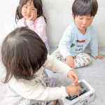 🚙車を前後に走らせることで簡単に鉛筆を削ることができる@plus_bungu「ハシレ！エンピツケズリ！」✨子どもたちと一緒に使ってみました👧👦✏️カラーは、Amazon限定色のクリアブル&hellip;のInstagram画像